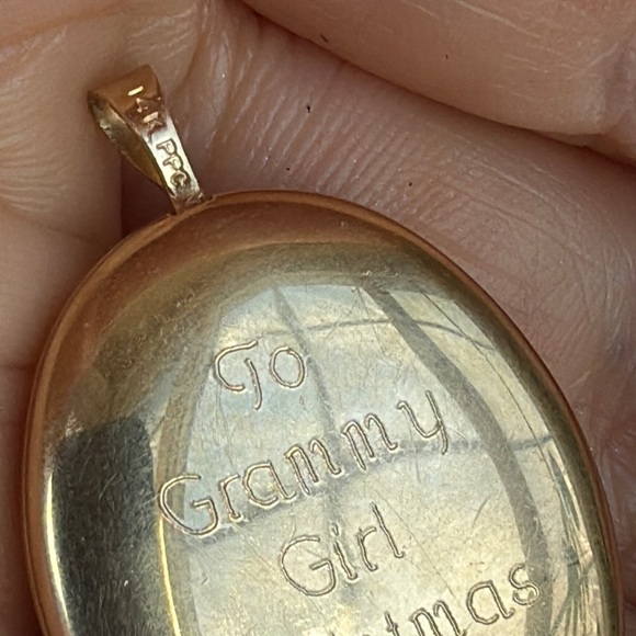 14k Gold Oval locket Pendant Necklace - Picture 3 of 8